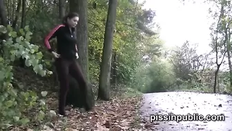 Одна баба ходит и писает в разных местах в своем городе