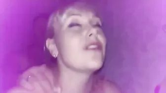 Мужчина трахает женщину в позициях миссионера и раком вечером на кровати