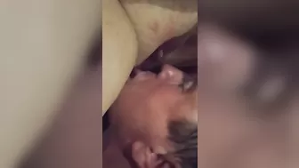 Возбужденный подкаблучник делает кунилингус женщине