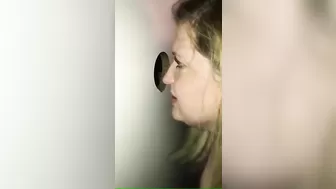 Любопытная девушка доигралась до уровня минетчицы в порно