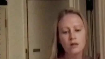 Эмоции девушки во время дрочки клитора стоя в прихожей