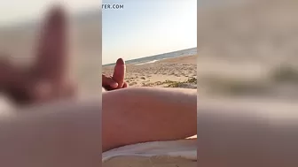 Мужик попросил отдыхающую на пляже бабу подрочить ему член