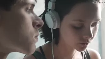 Худенькая брюнетка теряет девственность во время секса с кавалером