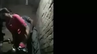 Индийский парень завел телочку в чулан и трахнул там ее раком