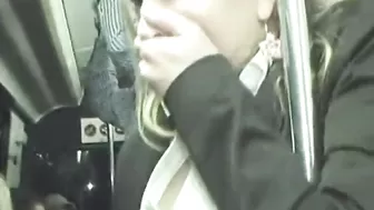 Незнакомец мастурбирует киску блондинке в вагоне метро