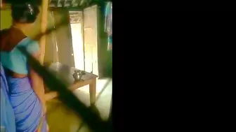 В объектив скрытой камеры попал секс индийской парочки