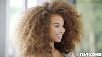 Негритянка с пышной шевелюрой принимает большой член в свою тугую дырку