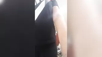 Грудастая дама дрочит киску душем после усердной тренировки в зале