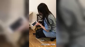 Роскошная молодая брюнетка принимает хуй в свою пизду