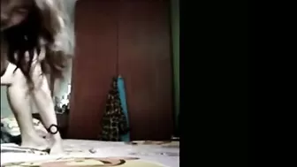 Чувак перед камерой телефона лижет киску азиатки и трахает её