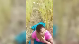 Индийская телка на природе берет в рот пенис мужчины