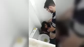 Очкастый парень по быстрому трахнул шлюху в туалете