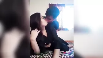 Пухлая мусульманка снимает на камеру как парень массирует голое тело