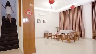 Азиатский секс молодых влюбленных на диване и на столе