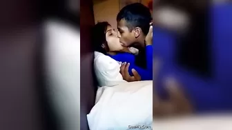 Молодые индийский развратники целуются и трахаются на домашнем порно