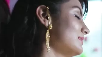 Зрелые индийские лесбиянки нежно ласкают тела друг друга вспоминая секс с мужьями