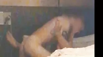 Голая сестра приняла брата в теплой постели, раздвинула ноги и классно поебалась в письку