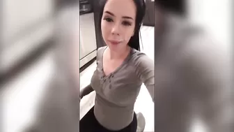 Мужчина предпринимают попытку обкончать лица девушек