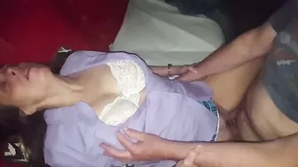 Старый любовник имеет в мокрую дырку чужую жену и дает за щеку рогатому мужу-куколду